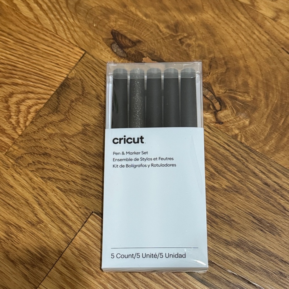 NEW Cricut Black pen & marker set